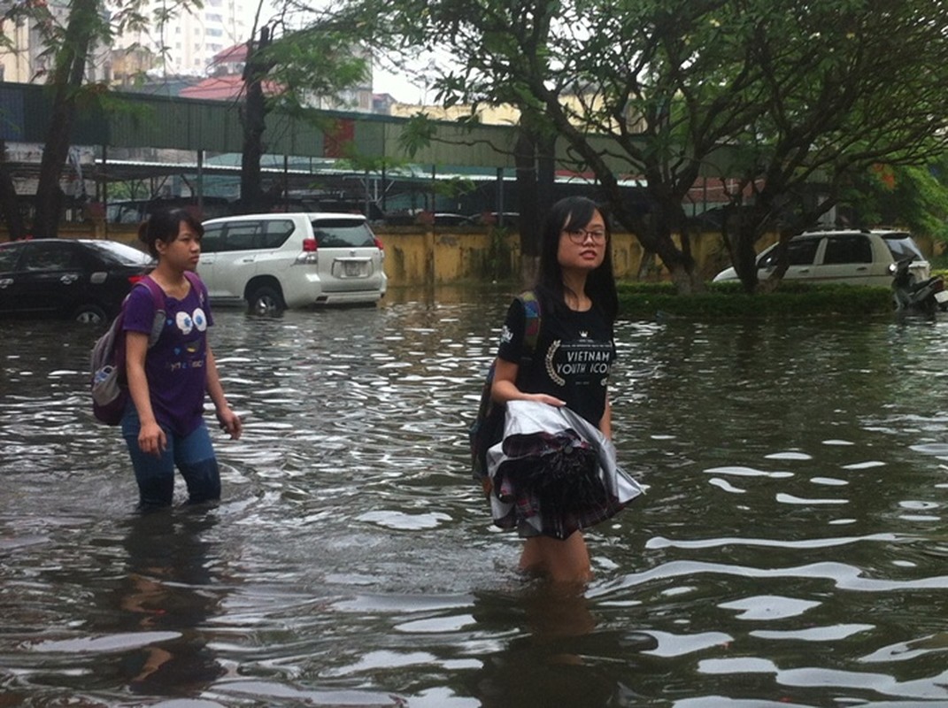 Canh cac truong DH o Ha Noi thanh bien nuoc vi ngap lut-Hinh-10